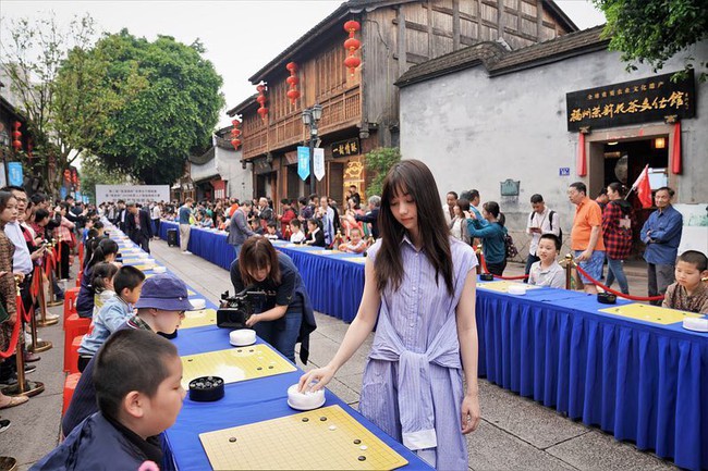 Dân mạng xuýt xoa không thể rời mắt trước vẻ đẹp như tranh vẽ của nữ kỳ thủ được ví là nàng tiên cờ vây, vừa xinh đẹp lại có trí tuệ hơn người - Ảnh 4. Dân mạng xuýt xoa không thể rời mắt trước vẻ đẹp như tranh vẽ của nữ kỳ thủ được ví là nàng tiên cờ vây, vừa xinh đẹp lại có trí tuệ hơn người - Ảnh 4.