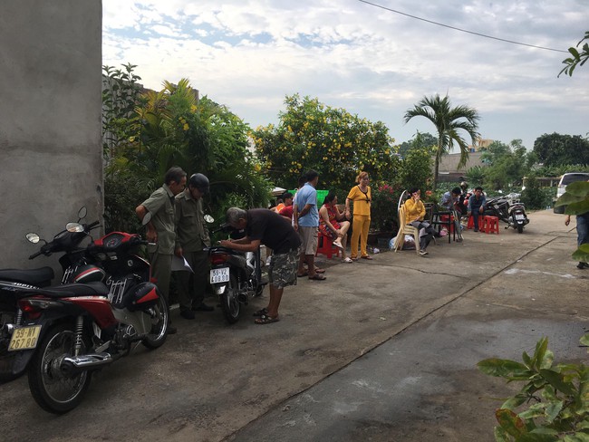 Vụ nghịch tử sát hại mẹ, bà ngoại và dì ở Sài Gòn: Tiếng khóc nghẹn bất lực của người cha trong đêm mưa - Ảnh 1.