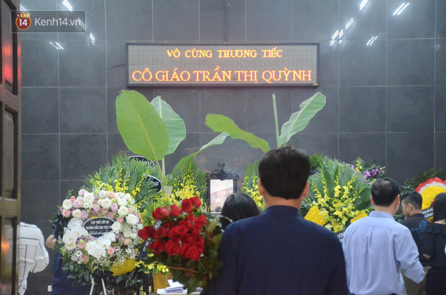 Hàng nghìn người khóc cạn nước mắt trong tang lễ của nữ giáo viên bị ô tô tông tử vong ở hầm Kim Liên - Ảnh 1.
