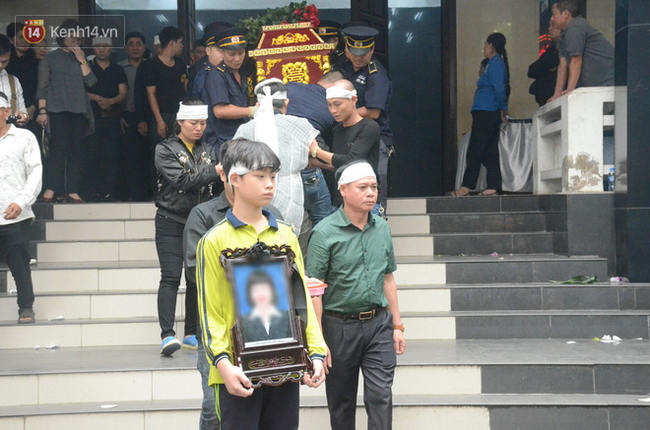 Hàng nghìn người khóc cạn nước mắt trong tang lễ của nữ giáo viên bị ô tô tông tử vong ở hầm Kim Liên - Ảnh 16.