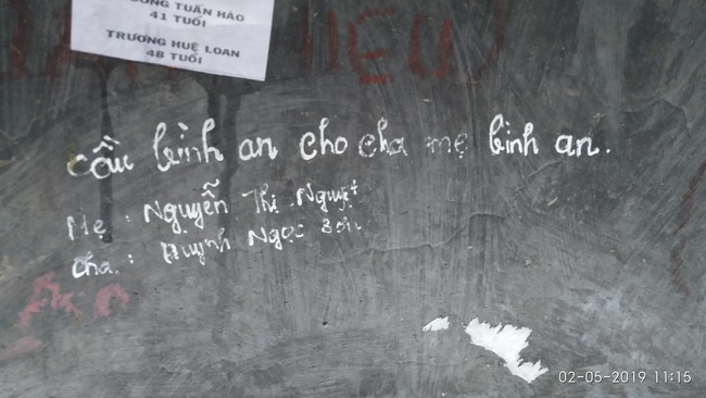 Không chỉ viết tên bố mẹ lên chuông đồng, nhiều bạn trẻ còn vẽ bậy để bày tỏ tình yêu ở chùa Linh Quy Pháp Ấn gây phẫn nộ - Ảnh 4.