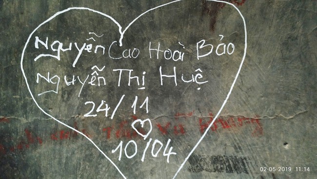 Không chỉ viết tên bố mẹ lên chuông đồng, nhiều bạn trẻ còn vẽ bậy để bày tỏ tình yêu ở chùa Linh Quy Pháp Ấn gây phẫn nộ - Ảnh 5.