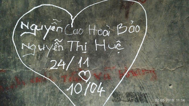 Không chỉ viết tên bố mẹ lên chuông đồng, nhiều bạn trẻ còn vẽ bậy để bày tỏ tình yêu ở chùa Linh Quy Pháp Ấn gây phẫn nộ - Ảnh 5. Không chỉ viết tên bố mẹ lên chuông đồng, nhiều bạn trẻ còn vẽ bậy để bày tỏ tình yêu ở chùa Linh Quy Pháp Ấn gây phẫn nộ - Ảnh 5.