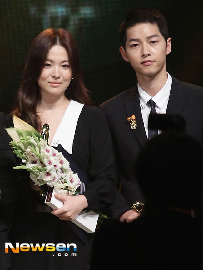 Đây hẳn là kiểu tóc thù truyền kiếp của Song Hye Kyo vì cứ để là lại bị chê già đau đớn - Ảnh 4. Đây hẳn là kiểu tóc thù truyền kiếp của Song Hye Kyo vì cứ để là lại bị chê già đau đớn - Ảnh 4.