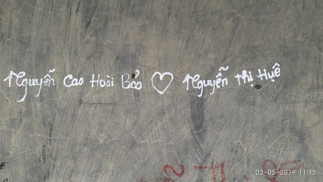 Không chỉ viết tên bố mẹ lên chuông đồng, nhiều bạn trẻ còn vẽ bậy để bày tỏ tình yêu ở chùa Linh Quy Pháp Ấn gây phẫn nộ - Ảnh 6.
