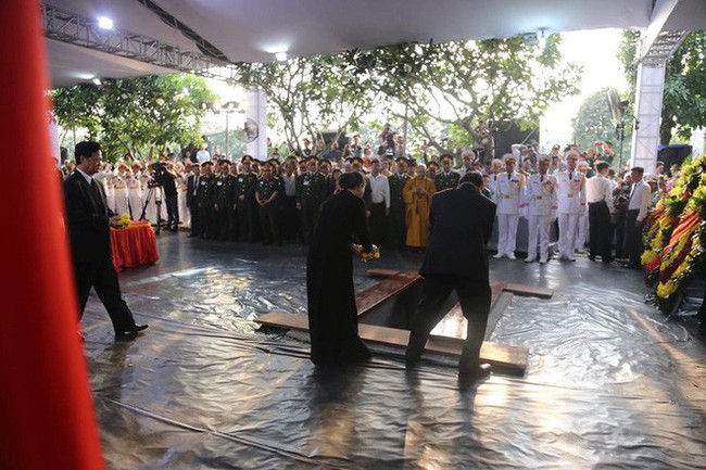 Lễ an táng cố Chủ tịch nước Lê Đức Anh ở TP Hồ Chí Minh - Ảnh 6.