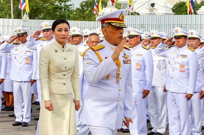 Tân Hoàng hậu Thái Lan: Con đường định mệnh khiến một tiếp viên hàng không trở thành nữ đại tướng, vừa kết hôn đã được lập tức phong hậu - Ảnh 5.