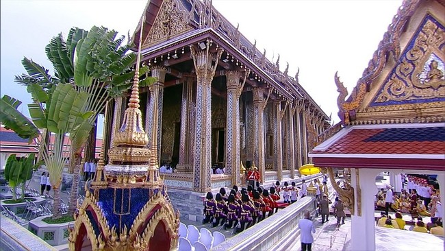 Quốc vương Thái Lan đội vương miện nặng hơn 7 kg, chính thức đăng quang - Ảnh 1.