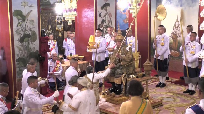 Quốc vương Thái Lan đội vương miện nặng hơn 7 kg, chính thức đăng quang - Ảnh 8.