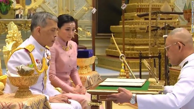 Người dân Thái Lan nô nức đổ về hoàng cung mừng lễ đăng quang của Quốc vương - Ảnh 3.