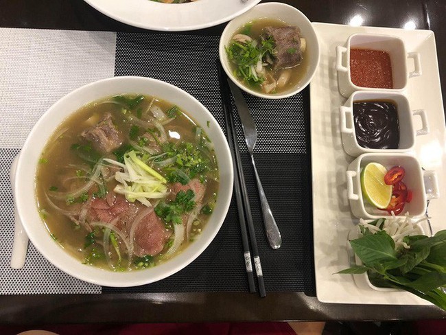 Đã có người dám thử phở 920k và đây là nhận xét sau khi ăn bát phở chọc trời - Ảnh 3. Đã có người dám thử phở 920k và đây là nhận xét sau khi ăn bát phở chọc trời - Ảnh 3.