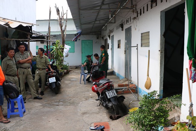 Bình Dương: Tá hỏa phát hiện hai vợ chồng nằm gục cạnh vũng máu, vợ chết, chồng nguy kịch - Ảnh 2. Bình Dương: Tá hỏa phát hiện hai vợ chồng nằm gục cạnh vũng máu, vợ chết, chồng nguy kịch - Ảnh 2.