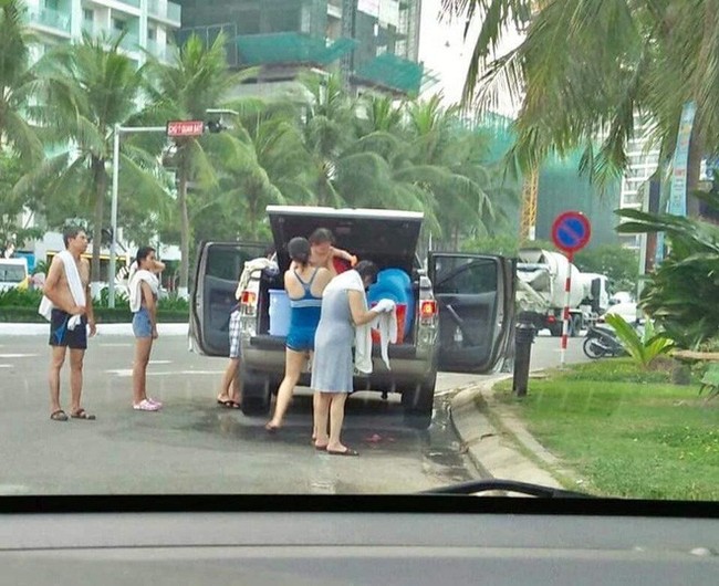 Cả gia đình dừng đỗ xe dù có biển cấm để... tắm giữa đường ở Đà Nẵng - Ảnh 2.