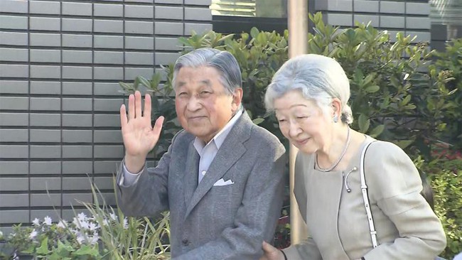 Cựu Nhật hoàng Akihito và vợ lần đầu xuất hiện sau khi thoái vị và đây là địa điểm bất ngờ mà cặp đôi lựa chọn khiến người hâm mộ phấn khích - Ảnh 1.