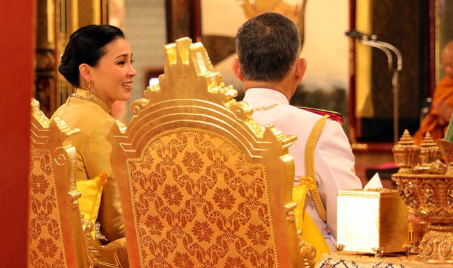 Tân Hoàng hậu Thái Lan bất ngờ gây thiện cảm với dân chúng nhờ một loạt khoảnh khắc đặc biệt chưa từng thấy trong lễ đăng quang của Quốc vương - Ảnh 6.