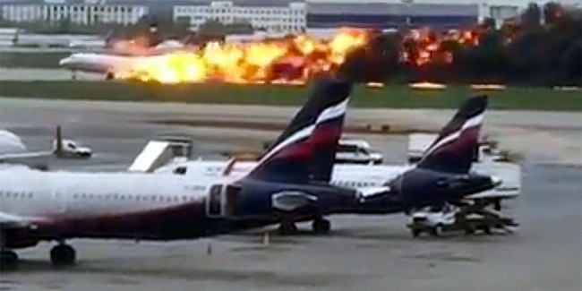 Hé lộ lý do ban đầu khiến máy bay Nga bốc cháy, hơn 40 người thiệt mạng - Ảnh 1.