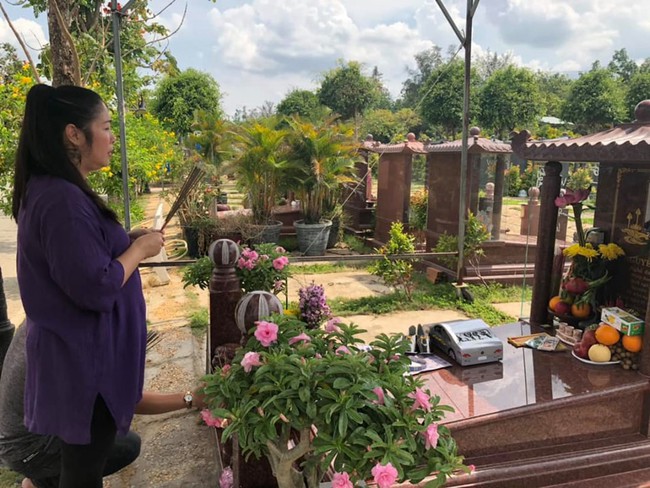 NSND Hồng Vân tiết lộ di nguyện cuối cùng của nghệ sĩ Anh Vũ sẽ được gia đình hoàn thành trước 49 ngày mất - Ảnh 1. NSND Hồng Vân tiết lộ di nguyện cuối cùng của nghệ sĩ Anh Vũ sẽ được gia đình hoàn thành trước 49 ngày mất - Ảnh 1.