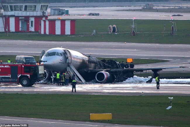 Máy bay Nga bốc cháy khiến 41 người thiệt mạng, một nữ tiếp viên được vinh danh anh hùng nhờ hành động xả thân cứu người đáng quý - Ảnh 1.