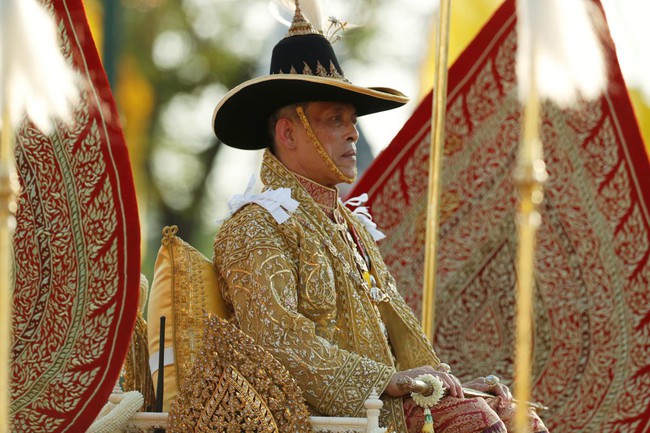 Dân mạng tranh cãi vì nghi ngờ con mèo trong lễ đăng quang của vua Thái Lan là giả - Ảnh 3.