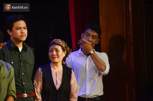 Xúc động đêm diễn ủng hộ gia đình nữ nhân viên Nhà hát Kịch Việt Nam bị ô tô tông tử vong: 200 khán giả rơi nước mắt - Ảnh 9.