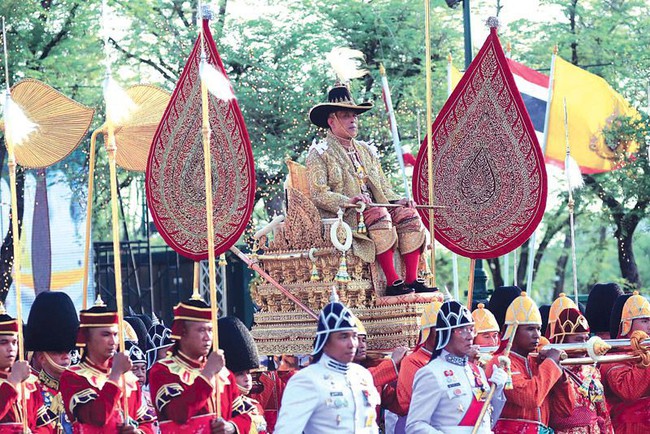 Tân Hoàng hậu Thái Lan bất ngờ gây thiện cảm với dân chúng nhờ một loạt khoảnh khắc đặc biệt chưa từng thấy trong lễ đăng quang của Quốc vương - Ảnh 8.
