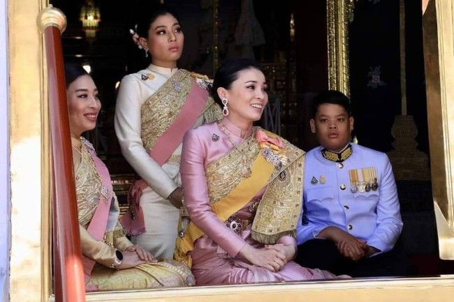 Tân Hoàng hậu Thái Lan bất ngờ gây thiện cảm với dân chúng nhờ một loạt khoảnh khắc đặc biệt chưa từng thấy trong lễ đăng quang của Quốc vương - Ảnh 2.