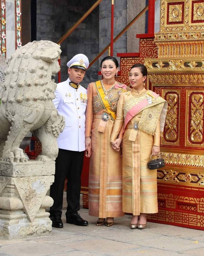 Tân Hoàng hậu Thái Lan bất ngờ gây thiện cảm với dân chúng nhờ một loạt khoảnh khắc đặc biệt chưa từng thấy trong lễ đăng quang của Quốc vương - Ảnh 3.