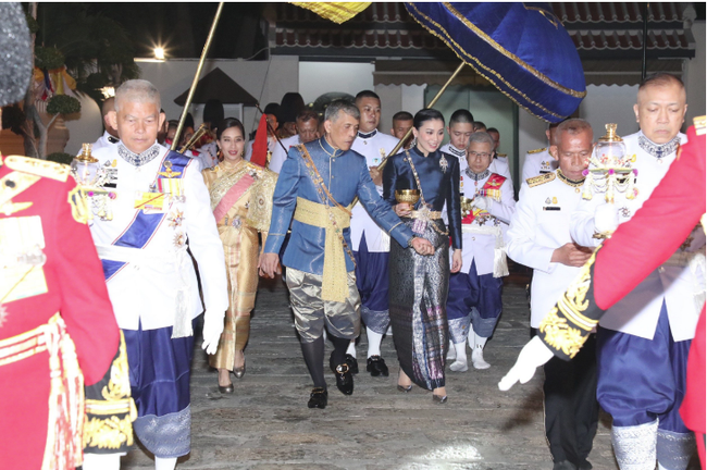 Tân Hoàng hậu Thái Lan bất ngờ gây thiện cảm với dân chúng nhờ một loạt khoảnh khắc đặc biệt chưa từng thấy trong lễ đăng quang của Quốc vương - Ảnh 7.