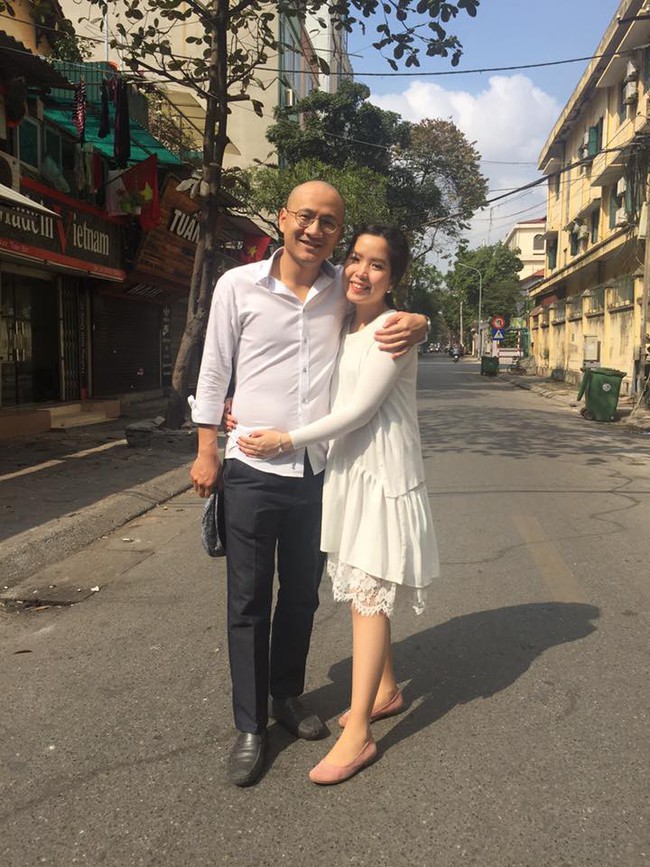 Bất ngờ với hình ảnh vợ đẹp con xinh của nhà báo Phan Đăng “Ai là triệu phú” - Ảnh 4.