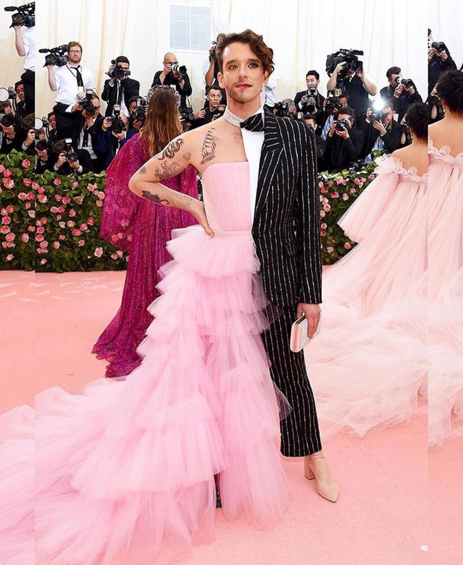 Loạt sao nam cũng chặt chém nhau không kém trên thảm đỏ Met Gala 2019, bất ngờ nhất là màn biến hình của 2 người này - Ảnh 3. Loạt sao nam cũng chặt chém nhau không kém trên thảm đỏ Met Gala 2019, bất ngờ nhất là màn biến hình của 2 người này - Ảnh 3.