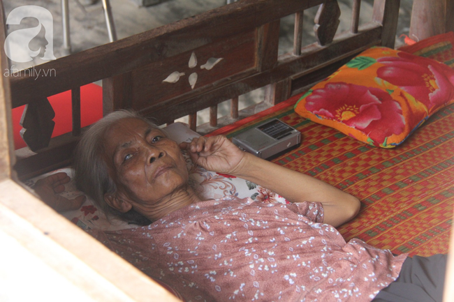 Hi vọng đến với người bà 70 tuổi mù một bên mắt, chân bị hoại tử, thối rữa nặng khi được mọi người giúp đỡ - Ảnh 9.