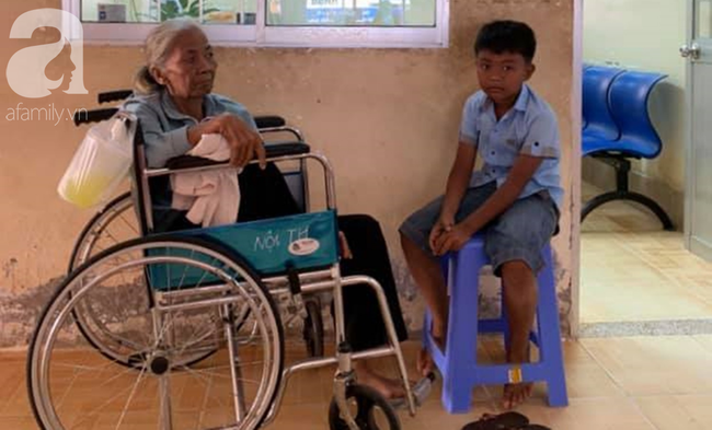 Hi vọng đến với người bà 70 tuổi mù một bên mắt, chân bị hoại tử, thối rữa nặng khi được mọi người giúp đỡ - Ảnh 4.