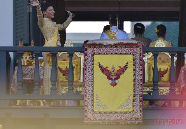 Quốc vương Thái Lan cùng gia đình ra mắt công chúng, kết thúc lễ đăng quang kéo dài 3 ngày nhưng đây mới là nhân vật chen ngang hồn nhiên nhất trong suốt sự kiện - Ảnh 6.
