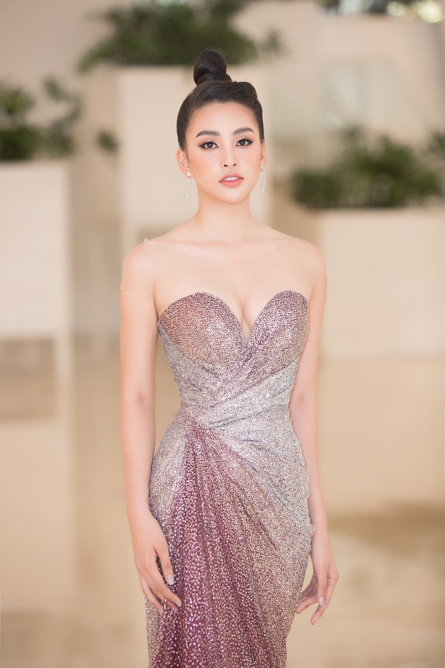 Fan choáng váng với chiếc váy xẻ ngực sâu táo bạo của Hoa hậu Tiểu Vy - Ảnh 2.