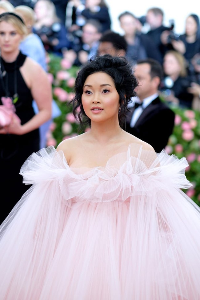 Lần đầu dự Met Gala, cô gái mồ côi gốc Việt tỏa sáng như 1 viên kẹo ngọt giữa dàn sao siêu “chặt chém” - Ảnh 2.