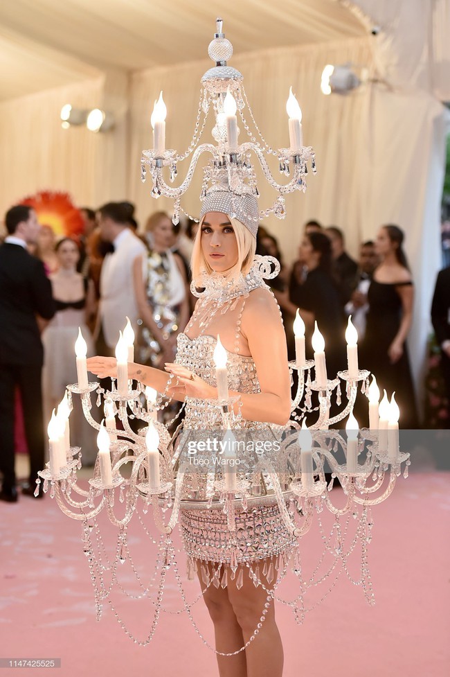 Katy Perry bước đi chật vật, không thể ngồi với bộ cánh đèn chùm nhưng vẫn đáp trả cực ngầu khi bị thắc mắc - Ảnh 3. Katy Perry bước đi chật vật, không thể ngồi với bộ cánh đèn chùm nhưng vẫn đáp trả cực ngầu khi bị thắc mắc - Ảnh 3.