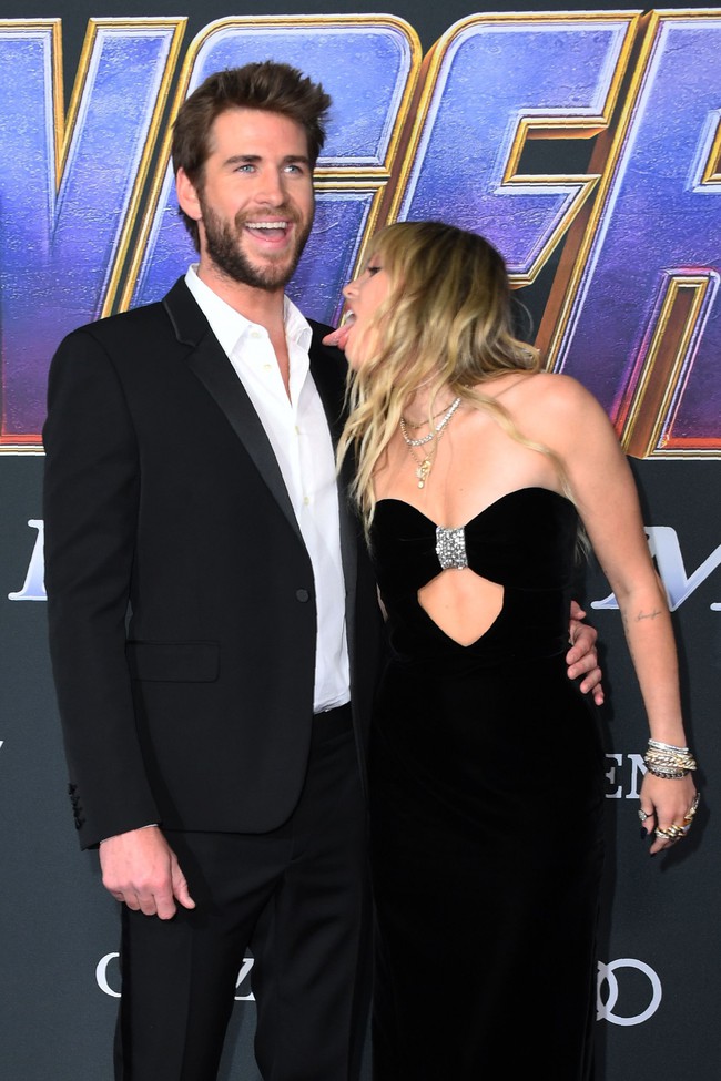 Sở thích mới của Miley Cyrus: Liếm mặt Liam mọi nơi, kể cả tại Met Gala 2019 không tha vì một lý do - Ảnh 2.