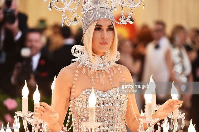 Katy Perry bước đi chật vật, không thể ngồi với bộ cánh đèn chùm nhưng vẫn đáp trả cực ngầu khi bị thắc mắc - Ảnh 4. Katy Perry bước đi chật vật, không thể ngồi với bộ cánh đèn chùm nhưng vẫn đáp trả cực ngầu khi bị thắc mắc - Ảnh 4.