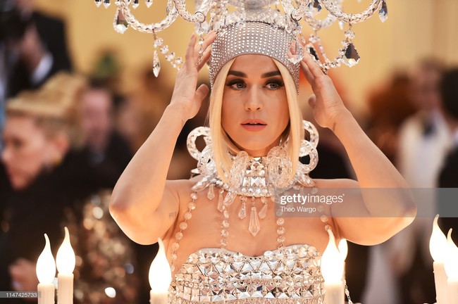 Katy Perry bước đi chật vật, không thể ngồi với bộ cánh đèn chùm nhưng vẫn đáp trả cực ngầu khi bị thắc mắc - Ảnh 5. Katy Perry bước đi chật vật, không thể ngồi với bộ cánh đèn chùm nhưng vẫn đáp trả cực ngầu khi bị thắc mắc - Ảnh 5.