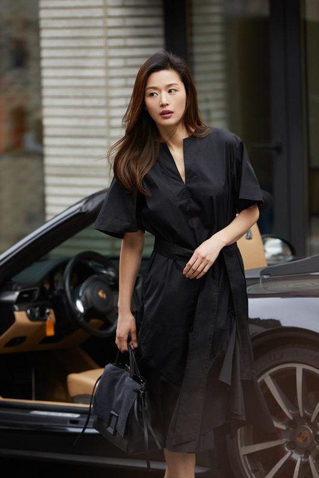 Mợ chảnh Jun Ji Hyun xuất hiện cực sang chảnh bên siêu xe, thân hình thon gọn của mẹ 2 con làm ai cũng ngưỡng mộ  - Ảnh 1.