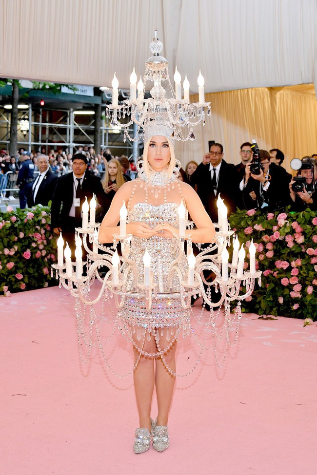 Katy Perry bước đi chật vật, không thể ngồi với bộ cánh đèn chùm nhưng vẫn đáp trả cực ngầu khi bị thắc mắc - Ảnh 6. Katy Perry bước đi chật vật, không thể ngồi với bộ cánh đèn chùm nhưng vẫn đáp trả cực ngầu khi bị thắc mắc - Ảnh 6.
