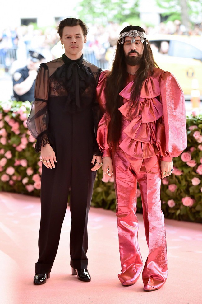 Chán làm lãng tử đời thường, Harry Styles diện hẳn jumpsuit xuyên thấu, mang giày cao gót chấp hết chị em tại Met Gala 2019 - Ảnh 5.