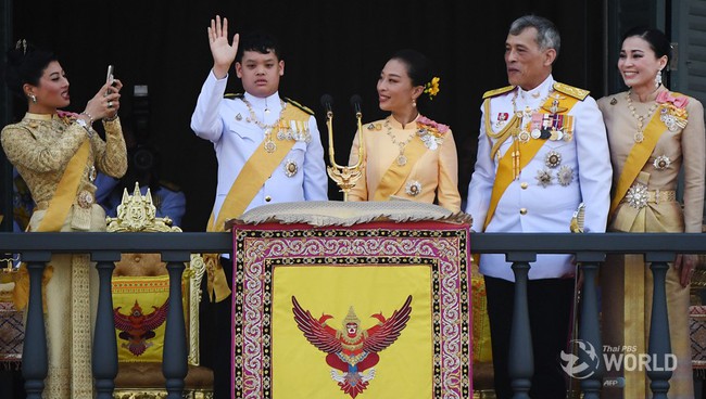 Quốc vương Thái Lan cùng gia đình ra mắt công chúng, kết thúc lễ đăng quang kéo dài 3 ngày nhưng đây mới là nhân vật chen ngang hồn nhiên nhất trong suốt sự kiện - Ảnh 4.