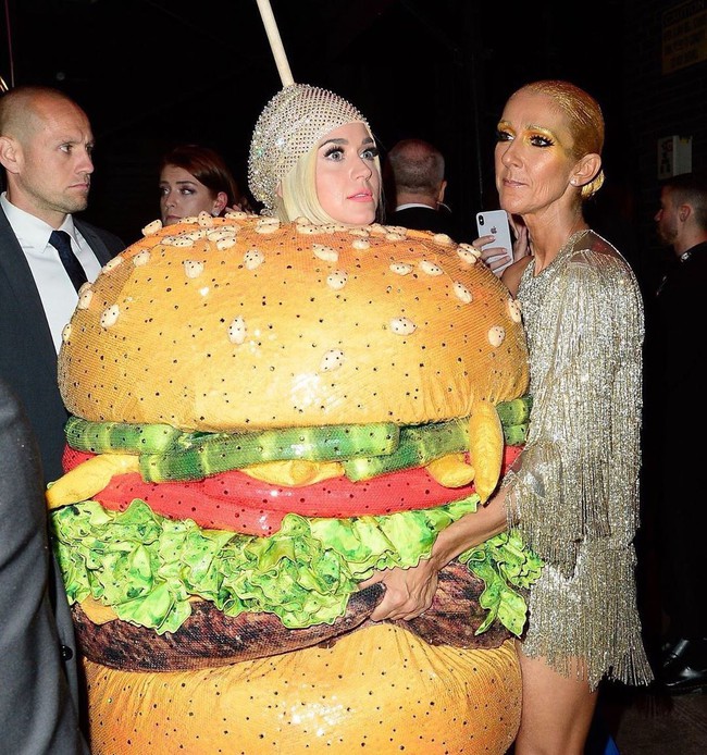 Nếu thắc mắc Katy Perry đi vệ sinh kiểu gì khi diện bộ đồ Hamburger, thì đây là câu trả lời cho bạn! - Ảnh 2.