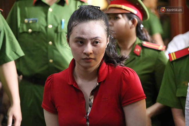 Ngày thứ 2 xét xử Văn Kính Dương và người tình hot girl Ngọc Miu: Các bị cáo liên tục quay lại, đưa mắt nhìn người thân - Ảnh 7.