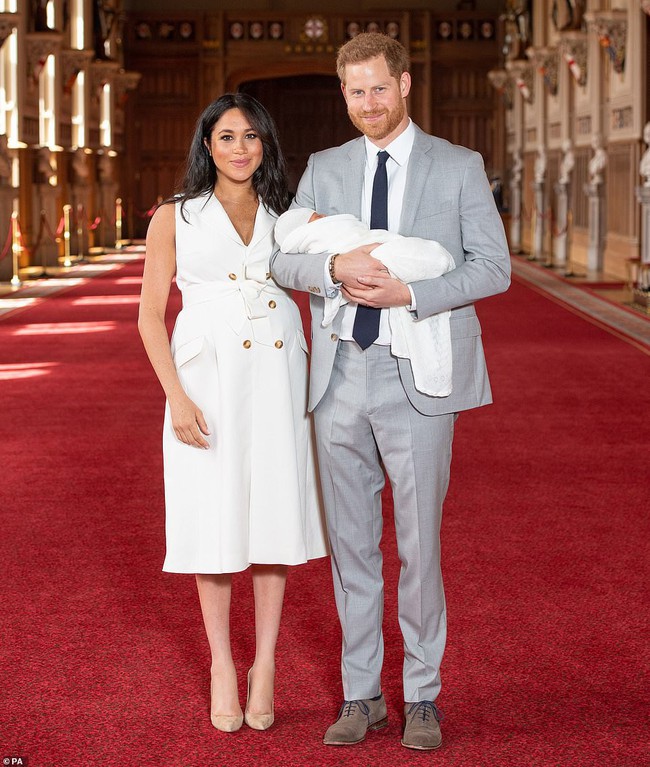 Vợ chồng Meghan chính thức xuất hiện, giới thiệu em bé Sussex cho người hâm mộ trên toàn thế giới - Ảnh 2.