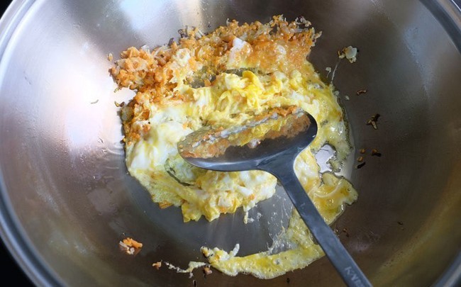 Chỉ làm một thao tác này thôi, món cơm chiên trứng của bạn lúc nào cũng vàng ươm thật đẹp mắt - Ảnh 4.