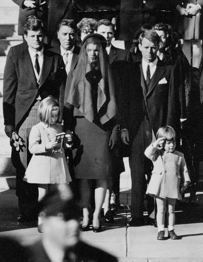 Đã hơn 50 năm, bức ảnh con trai Tổng thống Mỹ giơ tay chào quan tài bố ngay trong ngày sinh nhật vẫn luôn khiến người ta xót xa - Ảnh 2.