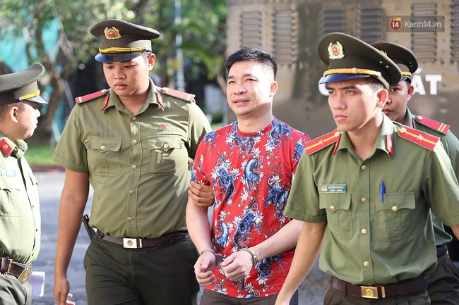 Ngày thứ 2 xét xử Văn Kính Dương và người tình hot girl Ngọc Miu: Các bị cáo liên tục quay lại, đưa mắt nhìn người thân - Ảnh 11.