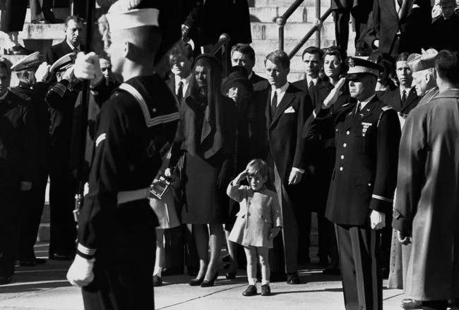 Đã hơn 50 năm, bức ảnh con trai Tổng thống Mỹ giơ tay chào quan tài bố ngay trong ngày sinh nhật vẫn luôn khiến người ta xót xa - Ảnh 4.